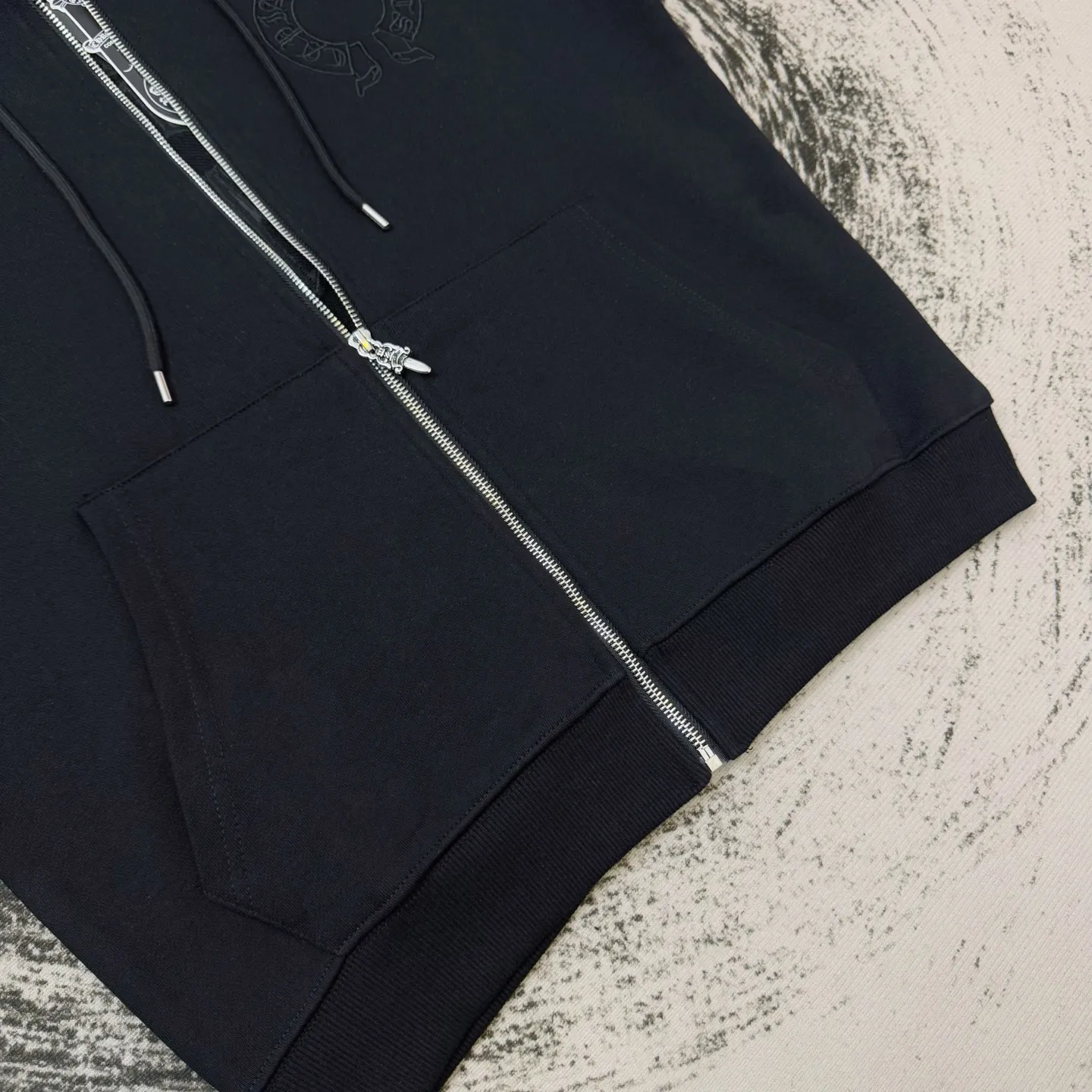 P310 Chrome Hearts Miami limited-edition horseshoe embroidered leather label hooded jacket, the same style at ChromeHearts counters. Made of 430g double-strand double yarn pure cotton terry fabric. The original custom hardware zippers are restored in place. The handle is very textured. Three-dimensional and atmospheric. Versatile and easy to wear in autumn. Simple and elegant. It adopts the os version. The upper body effect is great. Suitable for all body types. Soft and comfortable. CH Sanskrit embroidered letters on the front and large horseshoe Sanskrit leather label on the back. The small mark on the hem is the finishing touch. It is machine washable. It will not fade or deform. It has complete accessories. Original mold opening. Perfect restoration. ZP 2:1. Same style for men and women. Versatile and not picky. Size: s m l xl. Color: black